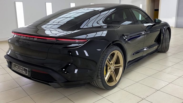 1688390119 Porsche Taycan Turbo S Bayrak Model Spor Sedani